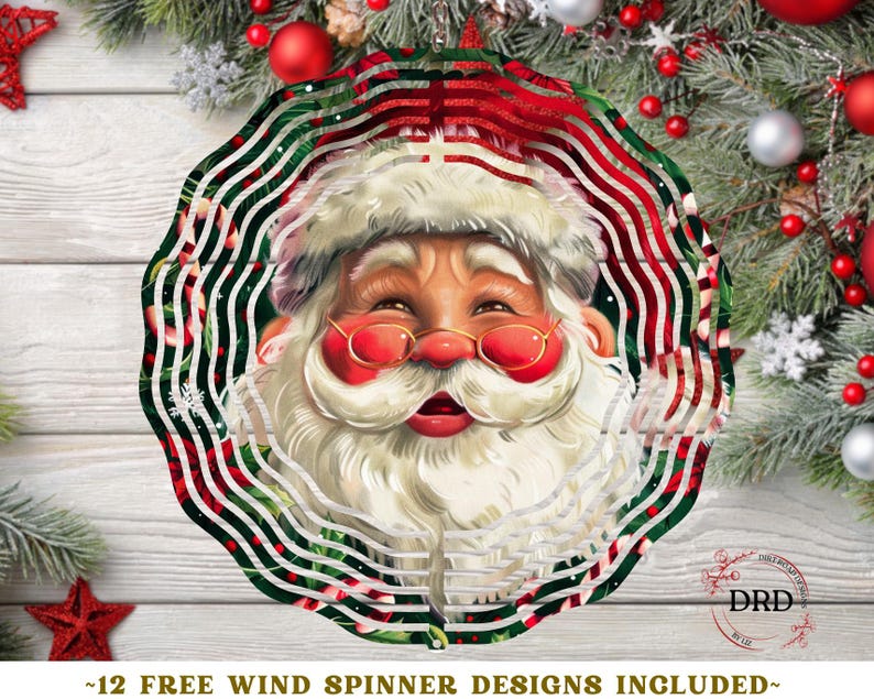 Puede incluir: Un m&oacute;vil e&oacute;lico navide&ntilde;o redondo con Santa Claus con gafas rojas, barba blanca y gorro rojo. El dise&ntilde;o incorpora rayas rojas, verdes y blancas. El texto "~12 FREE WIND SPINNER DESIGNS INCLUDED~" est&aacute; en la parte inferior.