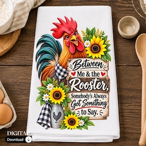 Puede incluir: Un paño de cocina blanco con textura de gofre que presenta una ilustración colorida de un gallo, girasoles y un letrero de madera con el texto: Between Me & the Rooster, Somebody's Always Got Something to Say. Incluye un patrón de cuadros.