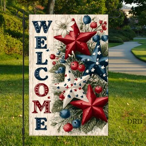 Pu&ograve; includere: Una bandiera da giardino con la scritta "WELCOME" in lettere rosse, bianche e blu. La bandiera presenta stelle, bacche e fiori rossi, bianchi e blu. La bandiera &egrave; esposta su un supporto in metallo nero in un giardino.