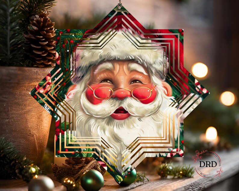Puede incluir: Un adorno navide&ntilde;o en forma de estrella con Pap&aacute; Noel con barba blanca, mejillas rojas y gafas doradas. El adorno tiene un dise&ntilde;o festivo con patrones geom&eacute;tricos rojos, verdes y dorados. El adorno cuelga frente a un fondo borroso con decoraciones navide&ntilde;as.
