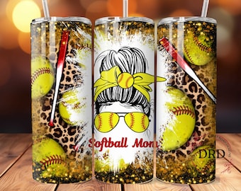 Puede incluir: Un vaso blanco con fondo de purpurina dorada y un gráfico de una mujer con un moño, gafas de sol y una diadema amarilla. El gráfico también incluye una pelota de softball, bates y el texto "Softball Mom".