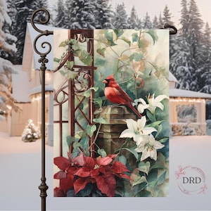 Peut inclure: Un drapeau de jardin avec une peinture à l'aquarelle d'un cardinal rouge perché sur une structure en pierre, entouré de lys blancs, de vignes vertes et de poinsettias rouges. Le drapeau est sur un support en métal décoratif, avec un fond d'hiver enneigé.