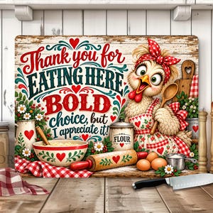Puede incluir: Un letrero de madera rectangular con un pollo de dibujos animados que lleva un pañuelo de lunares rojos y un delantal, sosteniendo una cuchara de madera. El texto dice: Thank you for EATING HERE BOLD choice, but I appreciate it! Incluye ilustraciones de un tazón, un tarro de harina y un rodillo.