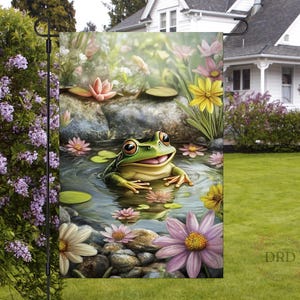 Puede incluir: Una rana verde con una amplia sonrisa se sienta en un estanque rodeado de nenúfares y flores. La rana está rodeada de agua y tiene un cuerpo verde y amarillo con manchas marrones. El fondo es un exuberante bosque verde con un cielo azul.