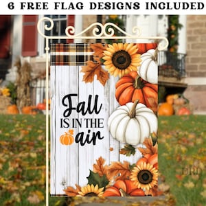 Può includere: Una bandiera da giardino decorativa a tema autunnale. Presenta zucche, girasoli e foglie autunnali su uno sfondo di legno bianco. Il testo "Fall is in the air" è ben visibile.