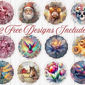 Puede incluir: Una colecci&oacute;n de doce adornos colgantes decorativos con varios dise&ntilde;os, incluyendo un Pap&aacute; Noel, una vaca con gafas de sol, un colibr&iacute; y una calavera floral. El texto "12 Free Designs Included" se muestra en escritura roja.
