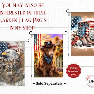 Pu&ograve; includere: Tre bandiere da giardino a tema patriottico. Una bandiera presenta un'aquila e un cervo con sfondo a bandiera americana. Un'altra mostra una mucca delle Highlands con cappello da cowboy. La terza bandiera mostra stivali da cowboy e rose.