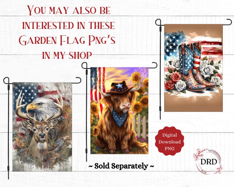 Pu&ograve; includere: Tre bandiere da giardino a tema patriottico. Una bandiera presenta un'aquila e un cervo con sfondo a bandiera americana. Un'altra mostra una mucca delle Highlands con cappello da cowboy. La terza bandiera mostra stivali da cowboy e rose.