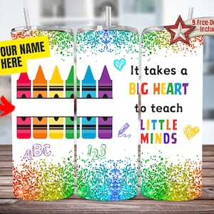 Puede incluir: Tres vasos de acero inoxidable coloridos con purpurina y diseños de arcoíris. Los vasos presentan el texto "Se necesita un GRAN CORAZÓN para enseñar a las PEQUEÑAS MENTES" y "ABC 123".