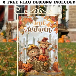 Puede incluir: Una bandera de jardín decorativa con un diseño de otoño. La bandera muestra las palabras "Hello Autumn" con ilustraciones de espantapájaros, calabazas y hojas de otoño. La bandera se muestra en un soporte de metal blanco frente a una casa.