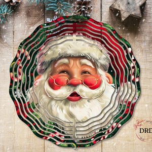 Puede incluir: Un adorno navide&ntilde;o en capas con Santa Claus con una cara sonriente, gafas rojas y barba blanca. El adorno tiene un dise&ntilde;o ondulado y en capas con acentos rojos, verdes y blancos, y un tema festivo.