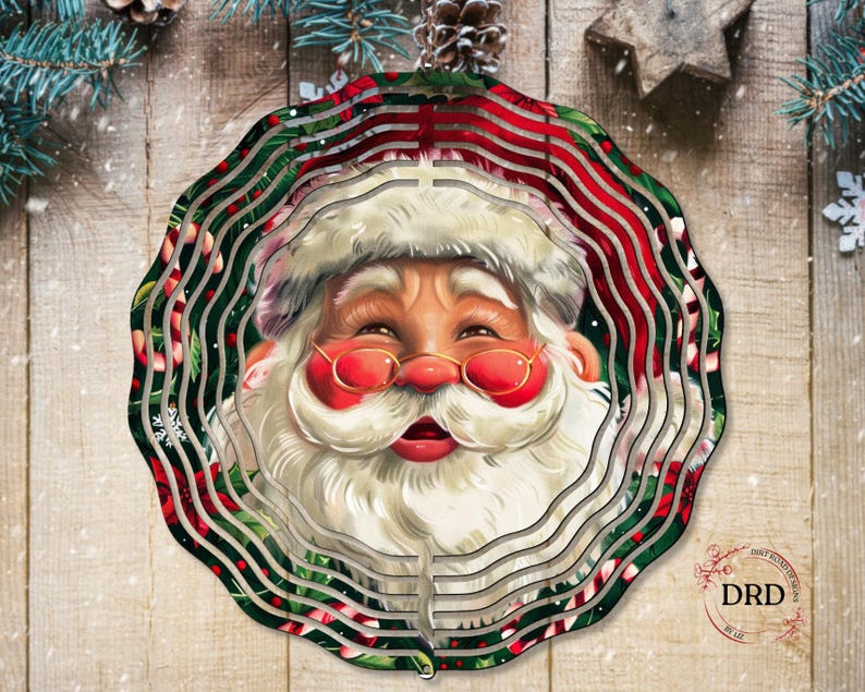 Puede incluir: Un adorno navide&ntilde;o en capas con Santa Claus con una cara sonriente, gafas rojas y barba blanca. El adorno tiene un dise&ntilde;o ondulado y en capas con acentos rojos, verdes y blancos, y un tema festivo.
