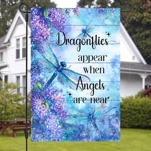 Bandera de jardín de libélula PNG, diseño de bandera conmemorativa, sublimación "Los ángeles están cerca", bandera inspiradora para exteriores, flores de primavera (descarga digital)