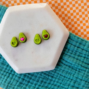 Ava | Avocado Ohrstecker | Avocado-Ohrringe | Süße Ohrringe | Kawaii Ohrringe | Kawaii-Avocado | Studentengeschenk | Feinschmecker-Geschenk | Kochgeschenk