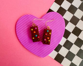 Pendientes Cosmic Brownie: Regalo artesanal para amantes de la gastronomía hecho con arcilla polimérica.
