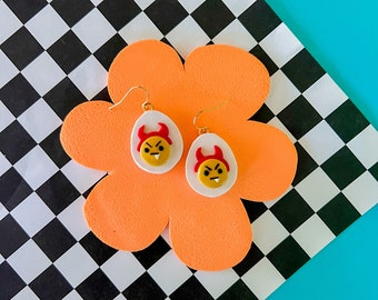 デビルドエッグイヤリング：可愛いポリマークレイのグルメジュエリー