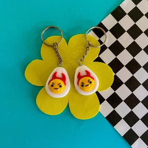 Portachiavi a forma di uovo alla diavola: ciondolo kawaii in pasta polimerica, regalo migliore amica