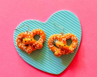 Brincos de Pretzel: Joias artesanais de argila de polímero para amantes da gastronomia