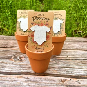 Tutina per neonati personalizzata in carta semi, bomboniera popolare per baby shower, Baby In Bloom, idea per annuncio di nascita, decorazioni per baby shower, bomboniere