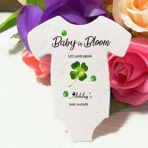 Bomboniere personalizzate per baby shower, tutina di carta con semi, Baby In Bloom, idee divertenti per baby shower, regali ecologici per gli ospiti, decorazioni per la doccia