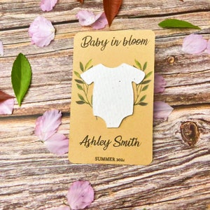 Personalisierter Samenpapier-Säuglingsbodysuit, Geburtsankündigung-Idee, Gastgeschenke, Babypartybevorzugung, Baby in Blüte, Babypartydekor