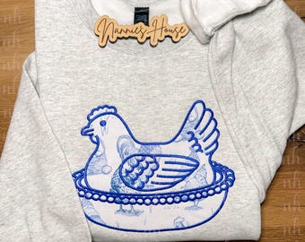 Henne auf einem Nest Besticktes Sweatshirt | Toilehuhn | Grandmillennial Stil | Frühling | Ostern | Klassisches Bauernhaus Toile besticktes Hemd