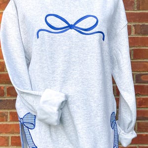 Side Bow Applikation gesticktes Sweatshirt mit Coquette Bow Design auf der Brust