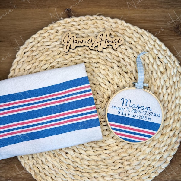 Ornement de faire-part de naissance héritage//souvenir brodé personnalisé à l'aide de la couverture d'hôpital de bébé//premier ornement de Noël personnalisé