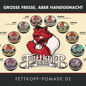 Puede incluir: Una colecci&oacute;n de 10 pomadas para el cabello perfumadas diferentes en latas redondas de metal. Cada lata presenta un tigre de dibujos animados rojo con el nombre de la marca "Fettkopp" y la palabra "Pomade". Las latas est&aacute;n dispuestas en un c&iacute;rculo alrededor de la mascota, con cada lata etiquetada con un aroma y un nivel de fuerza. El texto "Grosse Fresse, Aber Handgemacht" aparece en la parte superior de la imagen, y el texto "Fettkopp-Pomade.de" aparece en la parte inferior.