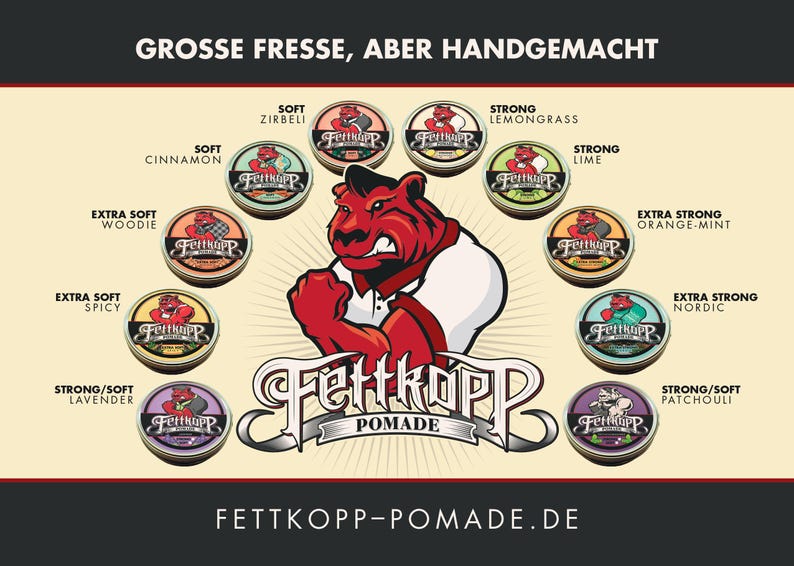 Puede incluir: Una colecci&oacute;n de 10 pomadas para el cabello perfumadas diferentes en latas redondas de metal. Cada lata presenta un tigre de dibujos animados rojo con el nombre de la marca "Fettkopp" y la palabra "Pomade". Las latas est&aacute;n dispuestas en un c&iacute;rculo alrededor de la mascota, con cada lata etiquetada con un aroma y un nivel de fuerza. El texto "Grosse Fresse, Aber Handgemacht" aparece en la parte superior de la imagen, y el texto "Fettkopp-Pomade.de" aparece en la parte inferior.