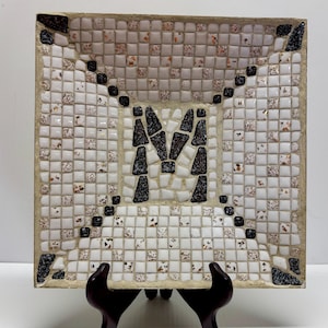 Piatto vintage in mosaico di metà secolo - Monogramma M