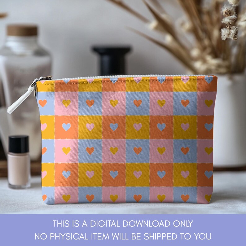 K&ouml;nnte beinhalten: Eine rechteckige Kosmetiktasche mit einem farbenfrohen Patchwork-Design. Das Muster zeigt Quadrate in Orange, Gelb und Hellblau, die jeweils mit einem Herz verziert sind. Die Tasche hat einen wei&szlig;en Rei&szlig;verschluss und einen passenden Rei&szlig;verschluss.