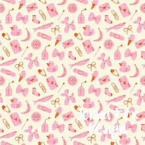 Op de afbeelding: Een naadloos patroon met verschillende roze en oranje illustraties op een lichtgele achtergrond. De illustraties omvatten een sok, een vis, een pleister, een banaan, een veiligheidsspeld, een ballondier, een rubberen eend, een knoop, een speelkaart, een strik, een brief, een pastavorm en een naald.