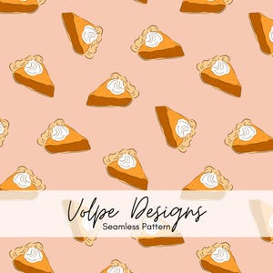 Könnte beinhalten: Ein nahtloses Muster mit wiederholten Illustrationen von orangefarbenen Kürbiskuchenstücken, die mit weißer Schlagsahne belegt sind, auf einem hellpfirsichfarbenen Hintergrund. Der Text Volpe Designs Seamless Pattern steht in Schwarz in der Mitte.