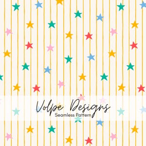 Puede incluir: Patrón sin costuras con estrellas multicolores sobre fondo crema y rayas verticales amarillas. Las estrellas son amarillas, verdes, azules, rosas y rojas. Se muestra el texto "Volpe Designs Seamless Pattern".