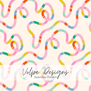 Può includere: Un motivo senza cuciture caratterizzato da linee sinuose rosa chiaro simili a spaghetti su uno sfondo color crema. Le linee sono accentuate da segmenti di giallo brillante, arancione, verde acqua e azzurro. Il testo Volpe Designs Seamless Pattern è centrato.