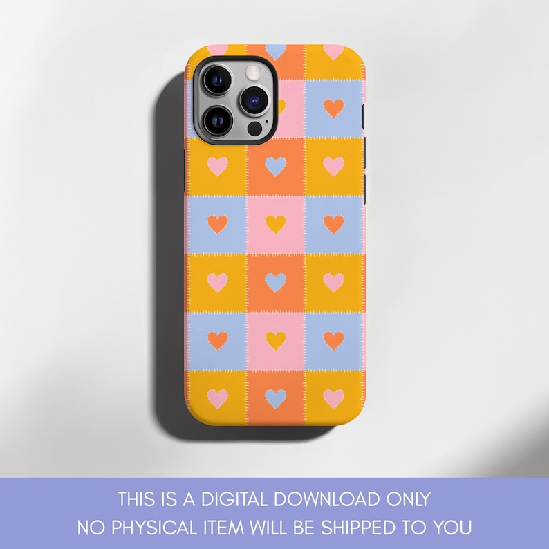 K&ouml;nnte beinhalten: Eine gelbe Handyh&uuml;lle mit einem Patchwork-Design aus orangefarbenen, rosa und blauen Quadraten. Jedes Quadrat hat ein Herz in einer Kontrastfarbe. Die H&uuml;lle hat einen Kameraausschnitt und einen schwarzen Rand. Der Text unten lautet: DIES IST NUR EIN DIGITALER DOWNLOAD ES WERDEN KEINE PHYSISCHEN ARTIKEL AN SIE VERSENDET.