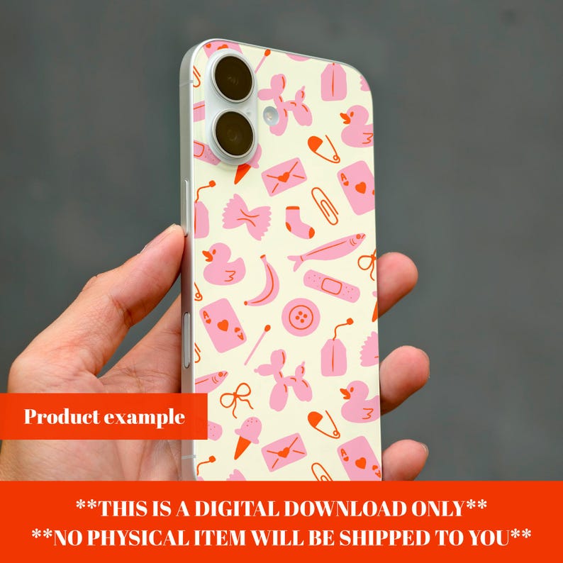 Op de afbeelding: Een telefoonhoesje met een witte achtergrond en een roze en oranje patroon van verschillende objecten, waaronder een eend, een banaan, een sok, een veiligheidsspeld, een brief, een vis, een ballon, een strik en een hart. De tekst "THIS IS A DIGITAL DOWNLOAD ONLY" en "NO PHYSICAL ITEM WILL BE SHIPPED TO YOU" staat onderaan de afbeelding.