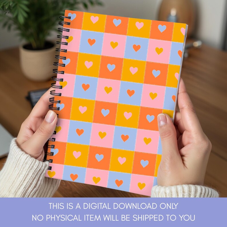 K&ouml;nnte beinhalten: Ein Spiralnotizbuch mit einem farbenfrohen, sich wiederholenden Muster aus Herzen in orangefarbenen, rosa, gelben und blauen Quadraten. Das Notizbuch ist ge&ouml;ffnet und zeigt das Design. Text unten: DIES IST NUR EIN DIGITALER DOWNLOAD, ES WERDEN KEINE PHYSISCHEN ARTIKEL AN SIE VERSENDET.