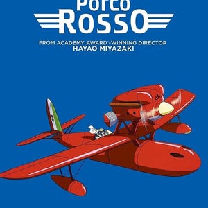 Op de afbeelding: Een filmposter voor "Porco Rosso" van Studio Ghibli tegen een blauwe achtergrond. De afbeelding toont een rood watervliegtuig met een piloot en de titel van de film in het wit. De tekst luidt "From Academy Award-Winning Director Hayao Miyazaki."