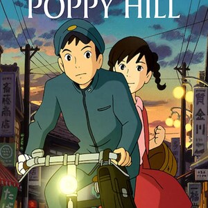 Puede incluir: Ilustraci&oacute;n de la pel&iacute;cula de animaci&oacute;n "La colina de las amapolas". Una persona joven monta en bicicleta con otra persona en la parte trasera. El t&iacute;tulo se muestra en la parte superior de la imagen.