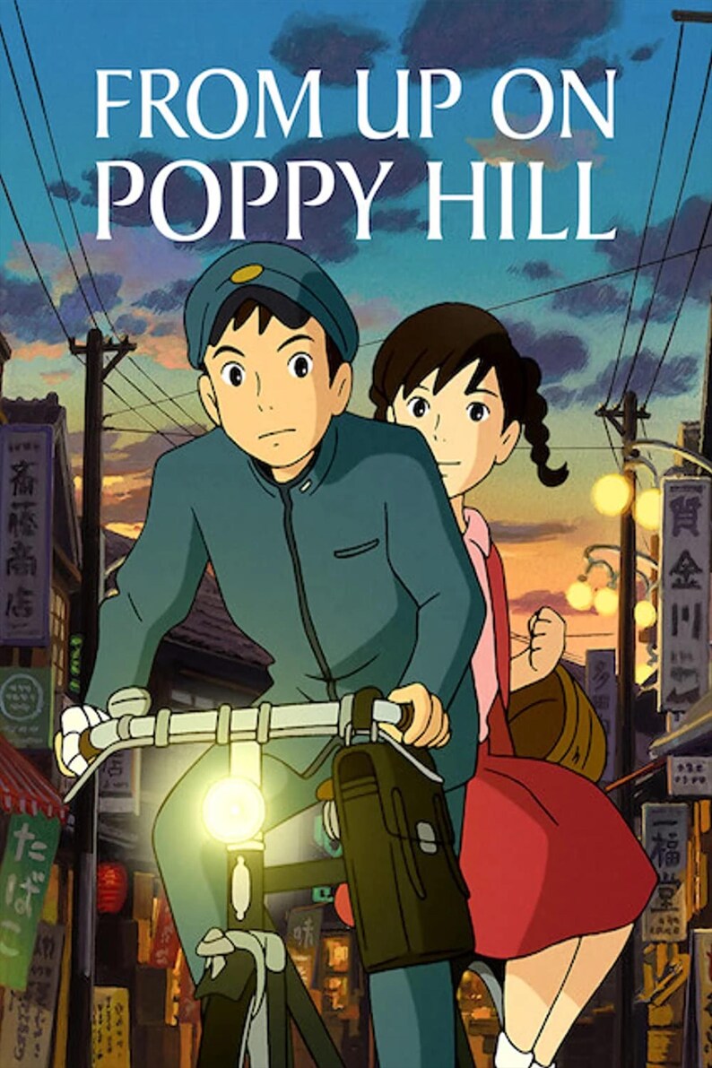 Puede incluir: Ilustraci&oacute;n de la pel&iacute;cula de animaci&oacute;n "La colina de las amapolas". Una persona joven monta en bicicleta con otra persona en la parte trasera. El t&iacute;tulo se muestra en la parte superior de la imagen.