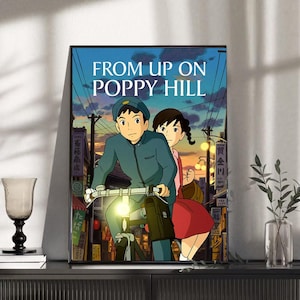 Puede incluir: P&oacute;ster enmarcado de la pel&iacute;cula de anime "La colina de las amapolas". La obra muestra a un joven en bicicleta con una joven detr&aacute;s, ambientados en un paisaje urbano al atardecer. El t&iacute;tulo "FROM UP ON POPPY HILL" est&aacute; en blanco.