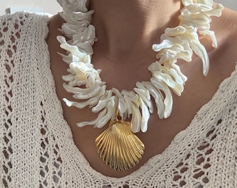 Goudkleurige schelpketting, natuurlijke schelphangerketting, oversized grote schelpketting, zeemeermincore, huwelijkssieraden, zomerketting