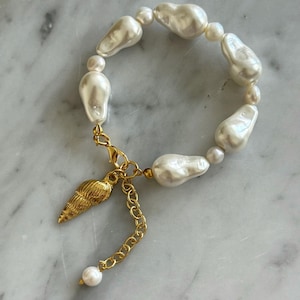 Shell Charm Bracelet, White Summer Bracelet, Pearl Charm Bracelet, Boho Bridal Jewelry, Beach Wedding Jewelry, Statment Summer Bracelet