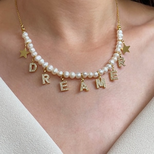 Perlen Buchstabe Halskette, Gold Cz Anhänger Halskette, Perlenkette mit Anfangs Anhänger, Zierliche benutzerdefinierte Halskette, personalisierte Namenskette