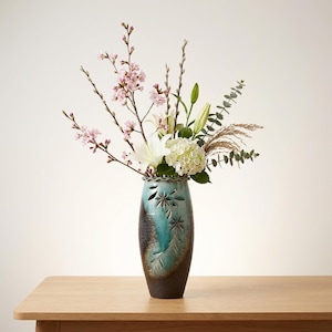 Jarrón vintage de cerámica de la era Showa con volantes calados. Un vibrante jarrón azul turquesa, perfecto para ikebana, arreglos florales o como pieza antigua. Excelente estado.