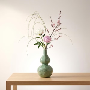 Seltene Sanda-Celadon-Vase, geprägtes Pfingstrosen-Hyotan-Kürbis-Motiv, signiert Sayama Japanese Pottery Ikebana Ceramic, unbenutzt, mit Paulownia-Box, achteckig...