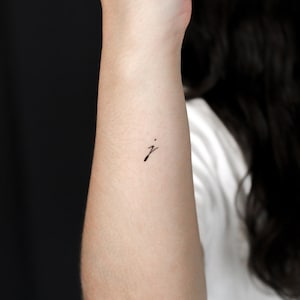 Tatuaggio semipermanente scritto a mano con lettera J minuscola (set di 2)