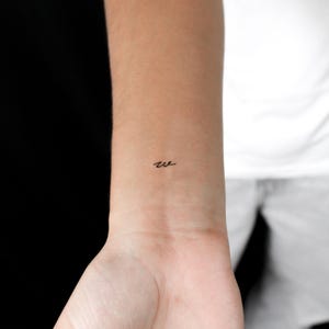 W Tatuaje semipermanente escrito a mano (juego de 2)